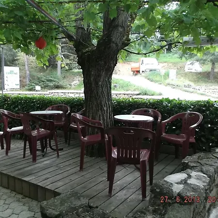 Campingplatz Domaine Les Roches Le Crestet