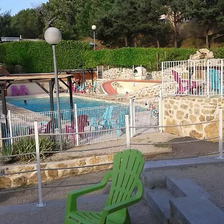 Domaine Camping Les Roches キャンプ場 Le Crestet