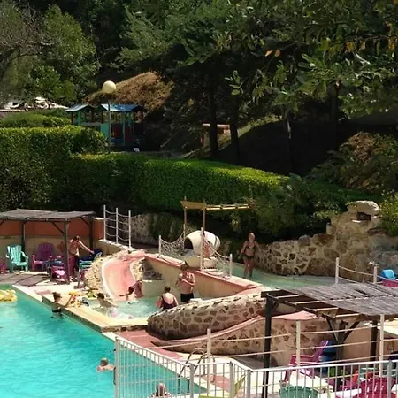 Domaine Camping Les Roches キャンプ場 Le Crestet